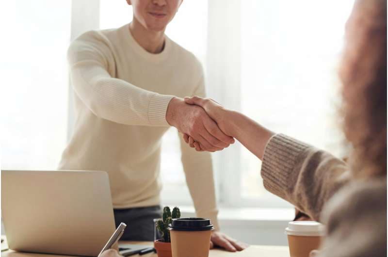 احتیاط شرکت‌ها در استخدام فارغ‌التحصیلان ۲۰۲۵ آمریکایی!
